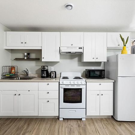 One Bedroom Apartment Moncton North ! Eksteriør bilde